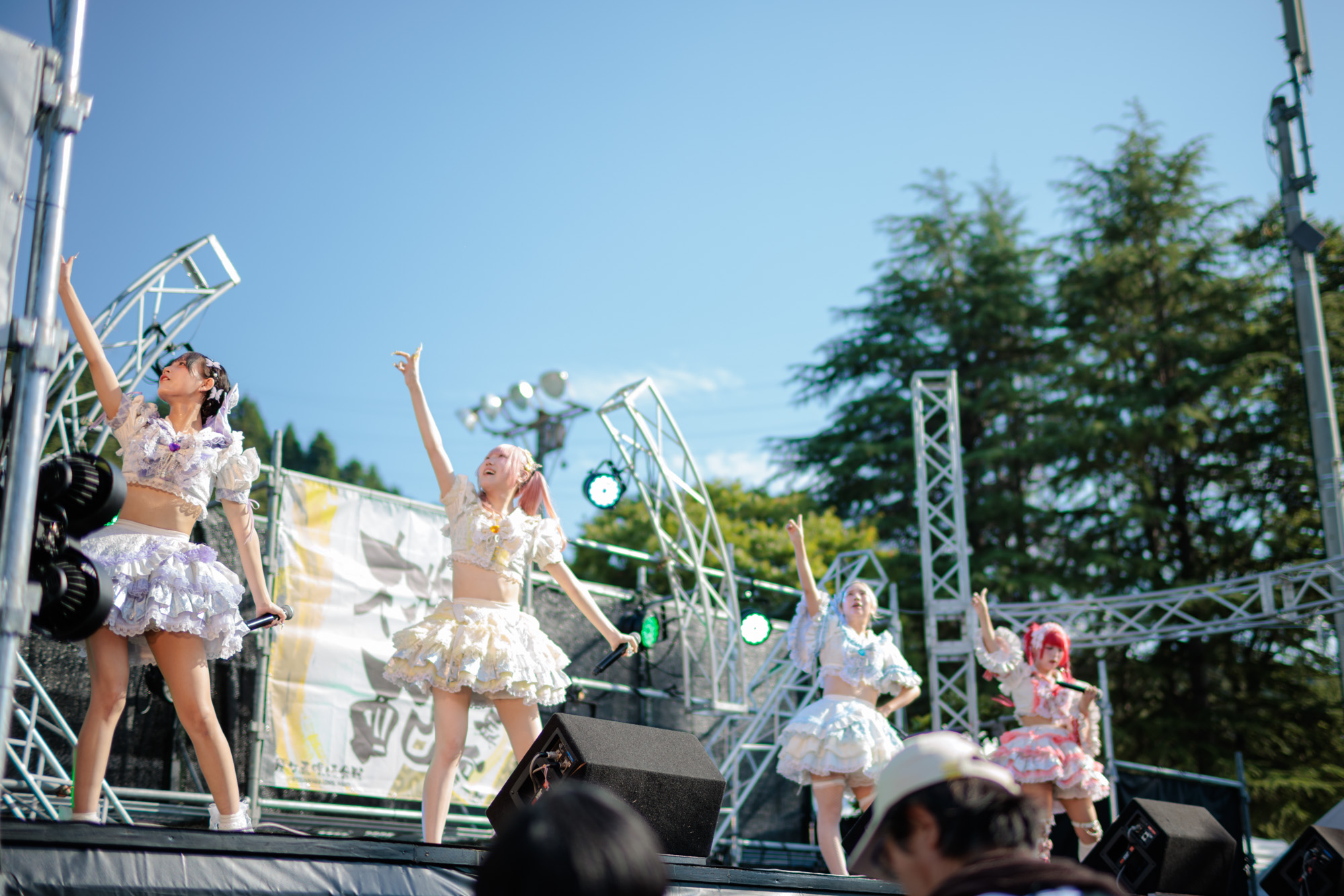 屋外フェスティバル - 青空の下でのエネルギッシュなアイドルパフォーマンス